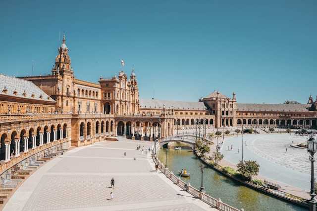 Rivermate | How to Hire and Pay Contractors in Spain