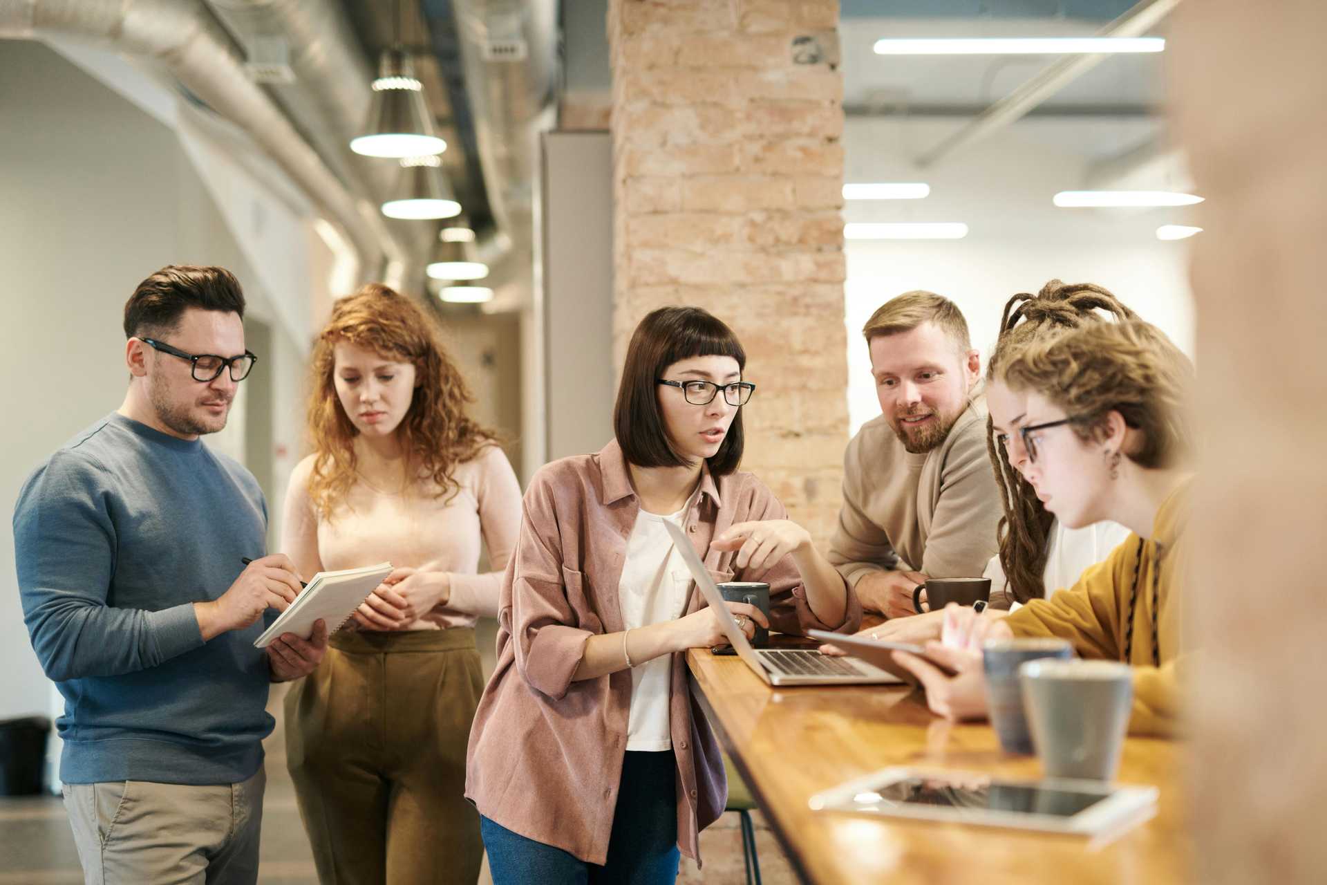 Rivermate | Vollzeit- vs. Teilzeitbeschäftigung: Wie es für Remote-Teams funktioniert.