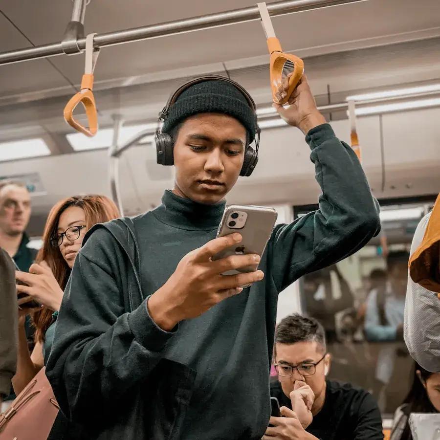 Ein Mann in der U-Bahn mit einem Smartphone