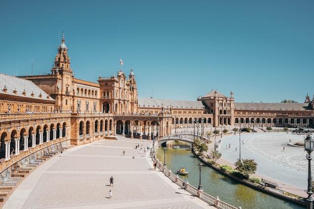 Rivermate | How to Hire and Pay Contractors in Spain