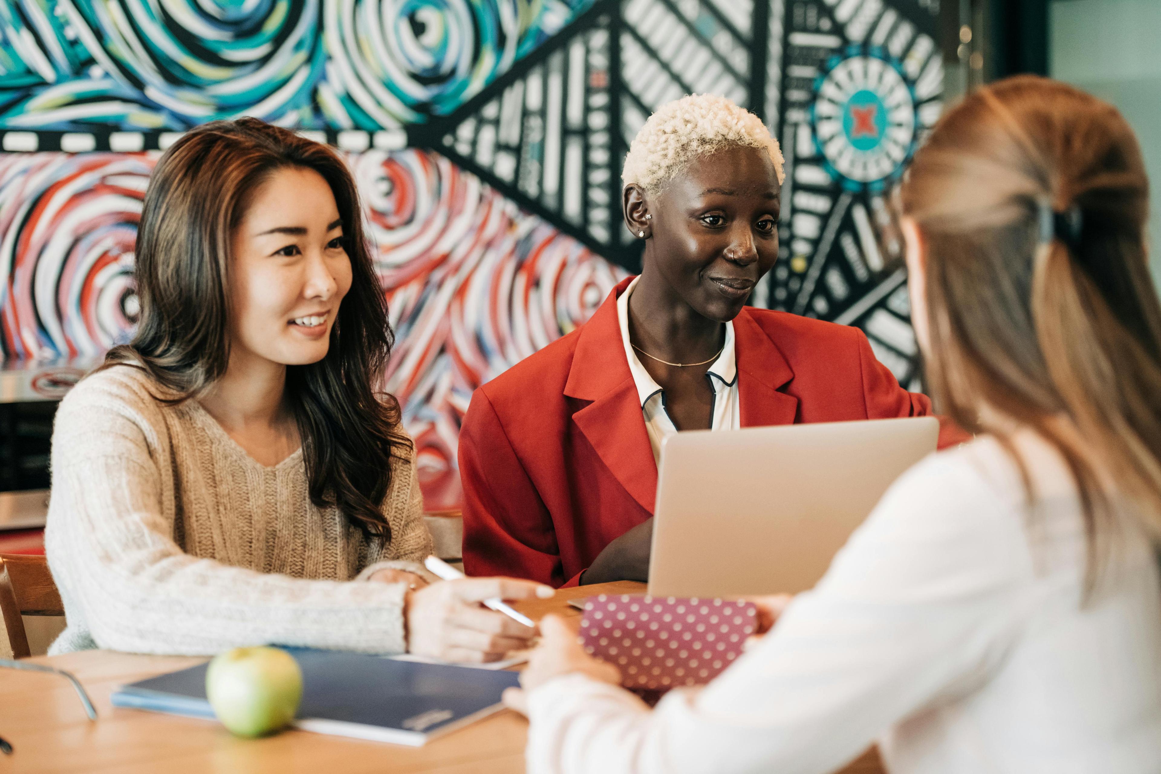 Rivermate | Guide: Hiring Employees vs. Independent Contractors Benefits